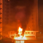 Por volta das 23h30, os militares faziam o rescaldo após controlar as chamas. (Fonte: Twitter)