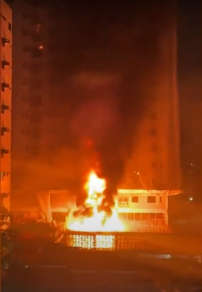 Por volta das 23h30, os militares faziam o rescaldo após controlar as chamas. (Fonte: Twitter)