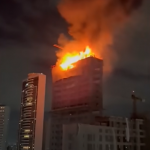 Segundo a Defesa Social, o incêndio teria ocorrido por causa de um curto-circuito no penúltimo andar. (Fonte: Twitter)