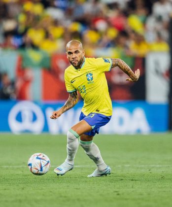 A polícia catalã precisou intervir para controlar a situação na porta do Brians 2 durante a saída de Daniel Alves. (Foto Instagram)