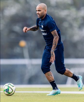 Ney Alves, irmão do ex-jogador, compartilhou uma foto da sua saída da prisão, expressando confiança na inocência de Daniel e sua determinação em provar isso ao mundo. (Foto Instagram)