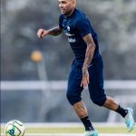 Daniel Alves, após ser libertado nesta segunda-feira (25/3) mediante o pagamento de 1 milhão de euros de fiança. (Foto Instagram)