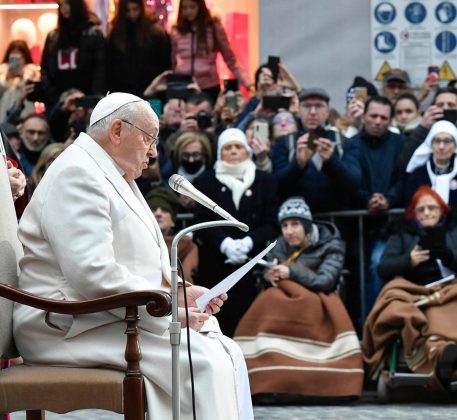 Essa cerimônia, de natureza tradicional católica, relembra o gesto de Jesus Cristo. (Foto Divulgação)