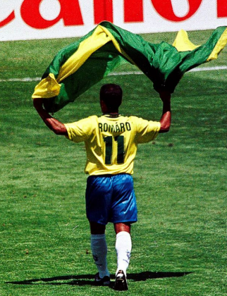 Romário é conhecido por sua carreira no futebol e também pela atuação política. (Foto: Instagram)