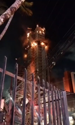 Incêndio atinge prédio em construção no Recife. (Foto: Instagram)