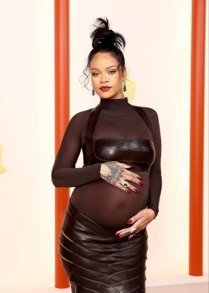 Rihanna, a empresária e ícone da moda, é impecavelmente vestida por Jahleel Weaver, seu estilista de longa data e colaborador criativo. (Foto: X)