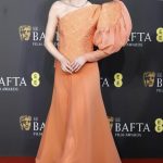 Emma Stone, a premiada atriz de Hollywood, deslumbra nas premiações graças ao talento de Petra Flannery (Foto: X)