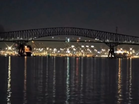 Um grande navio de carga colidiu e derrubou a ponte Francis Scott Key, em Baltimore, nos EUA, na manhã desta terça-feira. (Foto: reprodução video Instagram)