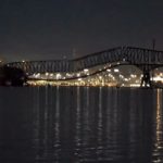 Os carros que estavam trafegando pela ponte caíram na água. (Foto: reprodução video Instagram)