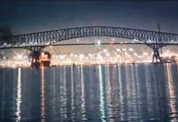 A ponte de 2,5 quilômetros e 4 pistas se estende sobre o rio Patapsco. (Foto: reprodução video Instagram)