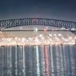 O vídeo divulgado na web mostra um grande barco indo diretamente em direção a uma das colunas de suporte da ponte antes da colisão, fazendo com que um enorme trecho da ponte caísse na água em poucos segundos. (Foto: reprodução video Instagram)