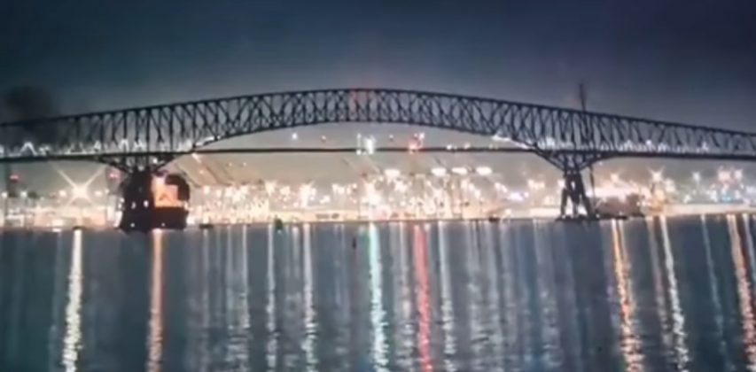 O vídeo divulgado na web mostra um grande barco indo diretamente em direção a uma das colunas de suporte da ponte antes da colisão, fazendo com que um enorme trecho da ponte caísse na água em poucos segundos. (Foto: reprodução video Instagram)