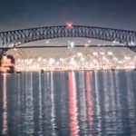 O acidente lançou grandes nuvens de fumaça e fogo no ar e parte da ponte pareceu desabar na frente do barco, e a fumaça escura continuou a subir no ar. (Foto: reprodução video Instagram)