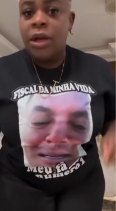 Jojo usa camisa com foto de Leo Dias para ir a faculdade. (Foto: Instagram)