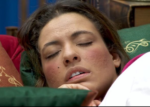 Bia dorme enquanto conversava com Davi, no BBB. (Foto: Instagram)