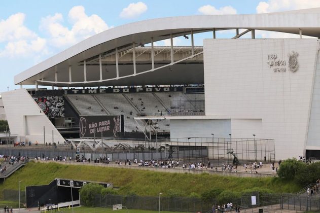 Foto da lateral do Estádio, via portões de acesso. (Fonte: Instagram)