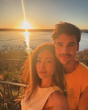 Sabrina Sato publicou um carrossel de fotos e vídeos ao lado do novo namorado, Nicolas Prattes. E pela primeira vez, o casal aparece em clima de romance, aos beijos (Foto: Instagram)