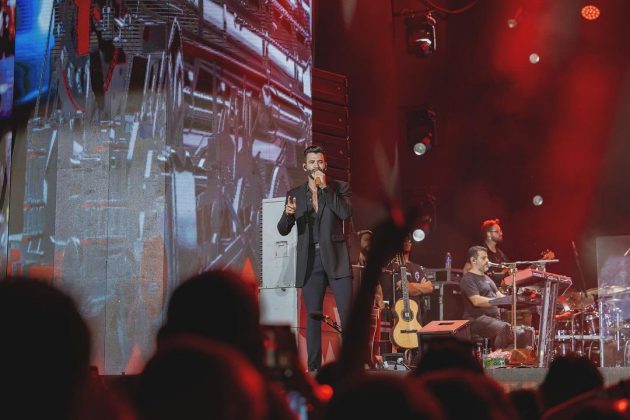 Neste último sábado (02), uma fã machucou o braço de Gusttavo Lima ao agarrar com força, quando ele passava pela plateia, de um show de despedida do Buteco que aconteceu em Cuiabá. (Foto: Instagram)