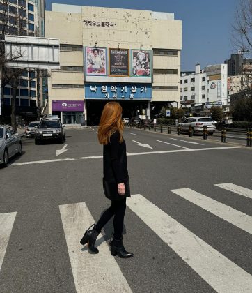 A artista, que está acompanhada dos pais e do noivo, compartilhou seu álbum de fotos caminhando pelas ruas da capital. (Foto: Instagram)