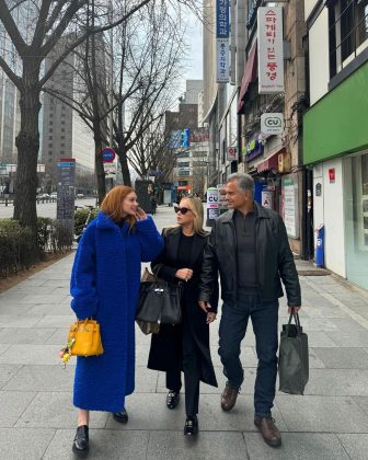 A atriz aparece com os pais curtindo nas ruas da capital (Foto: Instagram)