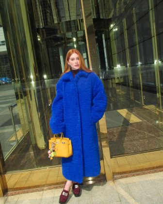 A atriz ainda surgiu em um vídeo usando um casaco longo na cor de azul royal. (Foto: Instagram)