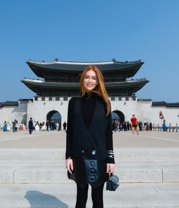 Na terceira publicação, a atriz compartilhou sua visita em um templo coreano (Foto: Instagram)