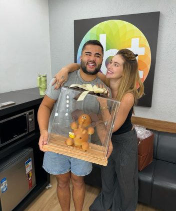 Nesta última terça-feira (26), Virginia surpreendeu seu amigo e colega de programa, Lucas Guedez, com um elefante de chocolate (Foto: Instagram)