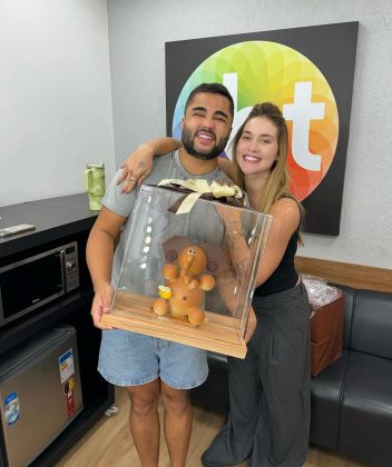 Virginia dá de presente um elefante de chocolate para Lucas Guedez (Foto: Instagram)