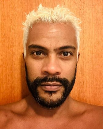 Conhecido por seu papel como Benjamin na novela "Vai Na Fé" e atualmente competindo no Dança dos Famosos, o ator decidiu inovar ao adotar cabelos platinados. (Foto: Instagram)