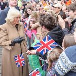 Nesta última quinta-feira (28), a Rainha consorte, Camila, esteve presente a um mercado de fazendeiros em Shrewsbury, Inglaterra, e falou pela primeira vez sobre Kate Middleton, desde que a princesa anunciou que está com câncer (Foto: Instagram)