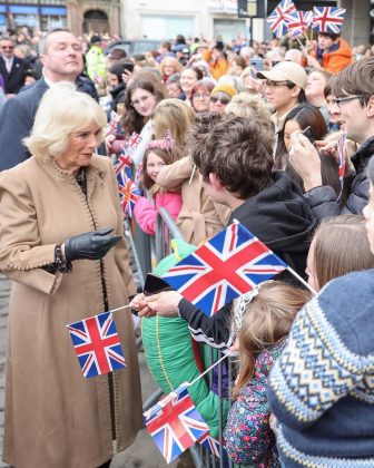 Nesta última quinta-feira (28), a Rainha consorte, Camila, esteve presente a um mercado de fazendeiros em Shrewsbury, Inglaterra, e falou pela primeira vez sobre Kate Middleton, desde que a princesa anunciou que está com câncer (Foto: Instagram)