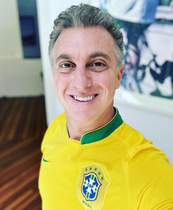 Ele é um dos mais renomados apresentadores do país, atualmente apresenta o programa Domingão com Hulk, da Rede Globo. (Foto: Instagram)