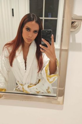 Anitta gerou controvérsia com o look usado na cerimônia da revista 'Vanity Fair' (Foto: Instagram)