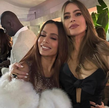No evento desse ano, Anitta posou ao lado de Sofia Vergara e outras celebridades (Foto: Instagram)