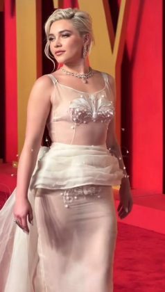 Florence Pugh encantou com um vestido de alta-costura transparente que combinava com sua graça. (Foto: Instagram)