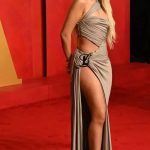 Camila Cabello surgiu radiante em um vestido cinza deslumbrante que a destacava como uma verdadeira diva da música. (Foto: Instagram)