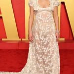 Jennifer Lawrence surpreendeu a todos com um vestido branco que a fez brilhar como uma verdadeira estrela do tapete vermelho. (Foto: Instagram)