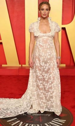 Jennifer Lawrence surpreendeu a todos com um vestido branco que a fez brilhar como uma verdadeira estrela do tapete vermelho. (Foto: Instagram)