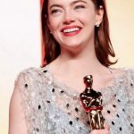 Emma Stone é uma atriz americana conhecida por suas performances versáteis e cativantes Sua atuação como protagonista em "Pobres Criaturas" a ganhou um Oscar (Foto: Instagram)