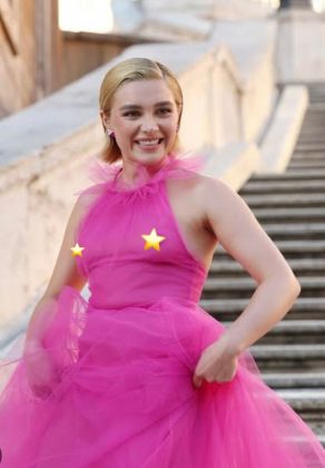 Florence Pugh - No Valentino Haute Couture Fall/Winter 22/23 de 2022, Florence Pugh encantou com sua beleza clássica e seu estilo impecável. (Foto: Instagram)