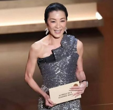 Michelle Yeoh nasceu na Malásia. E viveu em Londres, no Reino Unido, onde estudou balé na adolescência. (Foto: Instagram)