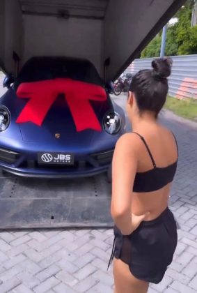 Em uma demonstração de amor e generosidade, Mirella surpreendeu Dinho com um Porsche azul, avaliado em mais de 900 mil reais. (Foto: Instagram)