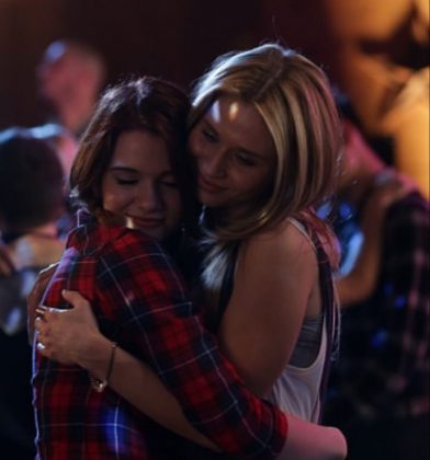 Em "Faking It", duas melhores amigas fingem ser um casal lésbico para ganhar popularidade na escola (Foto: Instagram)