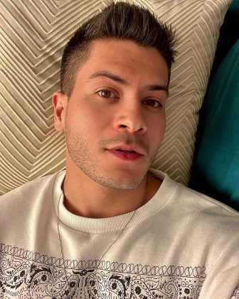 Arthur Aguiar desmente acusações de flerte com Yasmin Lisboa. (Foto: Instagram)