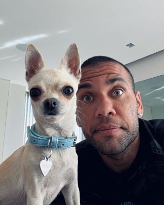 Daniel Alves, que pagou a fiança e foi solto da prisão, realizou uma limpa em sua conta no Instagram e deixou de seguir a esposa, Joana Sanz. (Foto: Instagram)