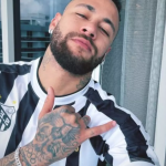 A rotina é ajustada entre os cuidados com Mavie e a agenda de Neymar. (Foto: Instagram)