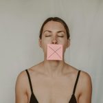 Os números são alarmantes: relatórios recentes revelam um aumento preocupante nos casos de feminicídio, estupro e violência doméstica em todo o mundo. (Foto: Pexels)