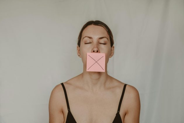 Os números são alarmantes: relatórios recentes revelam um aumento preocupante nos casos de feminicídio, estupro e violência doméstica em todo o mundo. (Foto: Pexels)