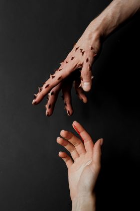 Ela se manifesta de diversas formas, desde agressões físicas e sexuais até violência psicológica, financeira e emocional. (Foto: Pexels)