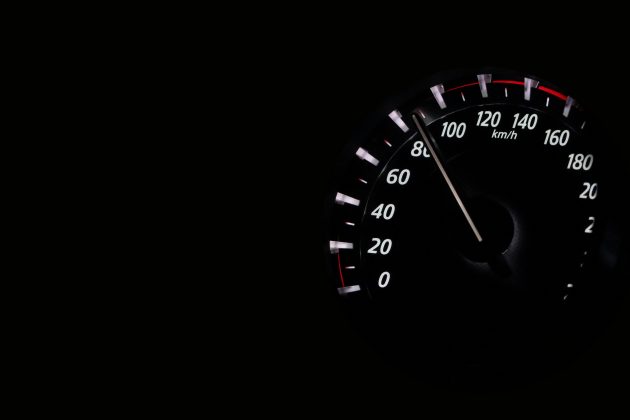 Em 2021, a empresa foi forçada a reclassificar dezenas de milhares de motoristas no Reino Unido como "trabalhadores", garantindo-lhes o direito a salário mínimo, férias e pensão. (Foto Pexels)